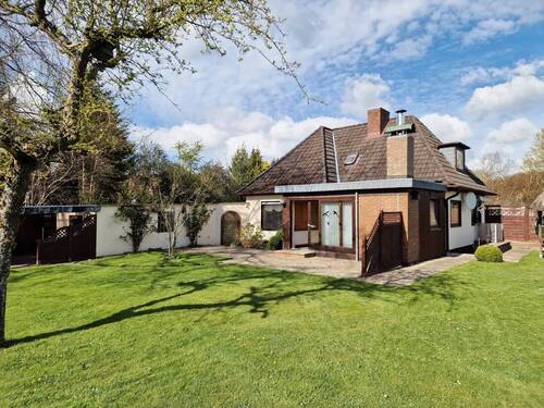 Wohnhaus - Gepflegtes Einfamilienhaus mit Wintergarten, Garage und großem Garten