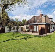 Gepflegtes Einfamilienhaus mit Wintergarten, Garage und großem Garten - Hennstedt