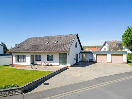 Außenaufnahme - 5 Zimmer Mehrfamilienhaus, Wohnhaus zum Kaufen in Kirchheim