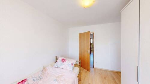 Schlafzimmer II EG - Mehrfamilienhaus, Wohnhaus mit 184,20 m&sup2; in Kirchheim zum Kaufen