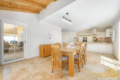 Essbereich - Modernes Einfamilienhaus mit großem Grundstück, Pool und Doppelgarage