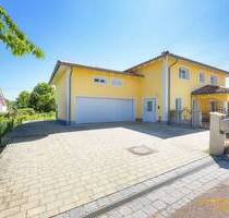 Modernes Einfamilienhaus mit großem Grundstück, Pool und Doppelgarage - Wenzenbach