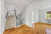 Flur mit Steintreppe - 
