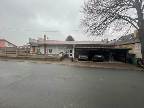 Vorderansicht - Provisionsfreier Erwerb eines Einfamilienhauses über Zwangsversteigerung