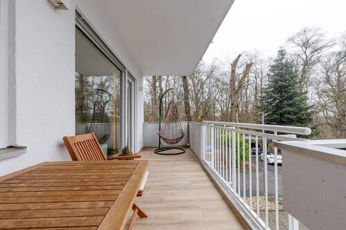 Balkon mit Blick in den Wald - 