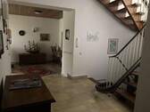 Treppenhaus mit Treppenlift - 5 Zimmer Einfamilienhaus zum Kaufen in Hannover