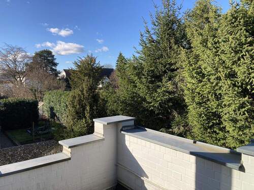 ... mit kleiner Dachterrasse - 