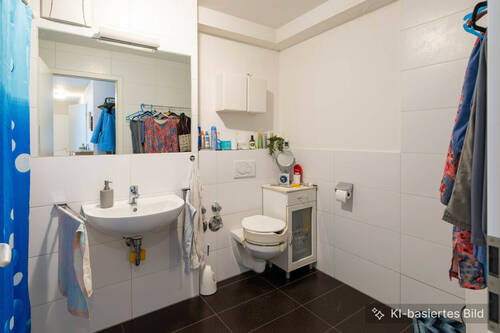 Großes Badezimmer mit Wanne - 