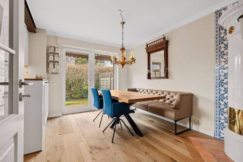 offene Wohnküche mit gemütlichem Sylter Kaminofen - 4 Zimmer Doppelhaushälfte in Hamburg