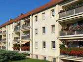 Außenansicht - Sanierte 3-Raumwohnung mit Balkon, Stellplatz & Garage, in Stauchitz bei Riesa!