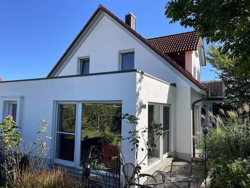 Außenansicht von Westen - Röhrmoos v. Privat: Freisteh. EFH, 6 Zi., 2 Bäder, Massivbau, Kaminofen, ausgeb. Keller, Gartentraum