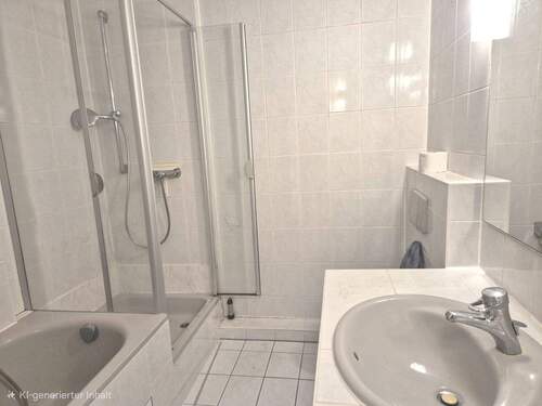 Badezimmer mit Wanne und Dusche - 