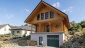 Hausfront - Exklusives Holzhaus in idyllischer Lage - gebaut in 2025