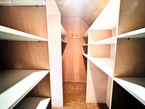 Begehbarer Kleiderschrank - weitere Perspektive - 