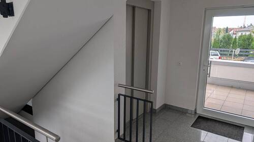 Hintereingang und Fahrstuhl - 