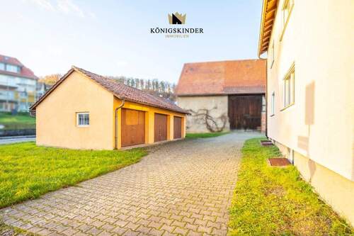 Garagenzufahrt - 6 Zimmer Mehrfamilienhaus, Wohnhaus zum Kaufen in Mönsheim