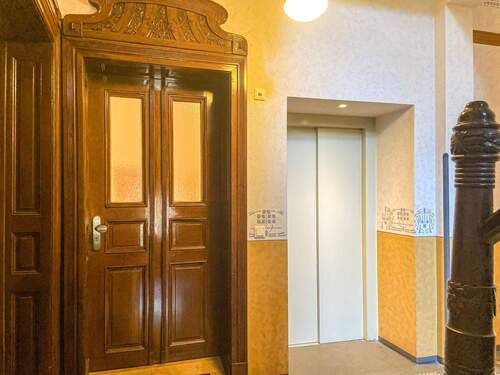 Treppenhaus mit Aufzug - 