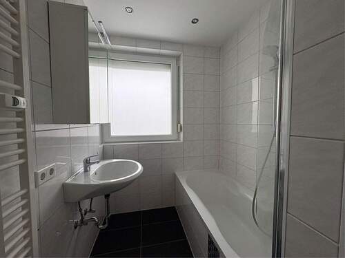 Badezimmer mit Wanne - 