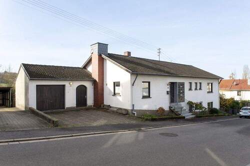 Vorderansicht - Freistehender Bungalow mit Einliegerwohnung und herrlichem Garten.