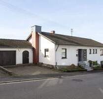 Freistehender Bungalow mit Einliegerwohnung und herrlichem Garten. - Riegelsberg