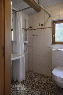 Kleines Bad mit ebener Dusche - 