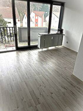Scheidt Wohnzimmer mit Balkon - 2 Zimmer Etagenwohnung zum Kaufen in Saarbrücken