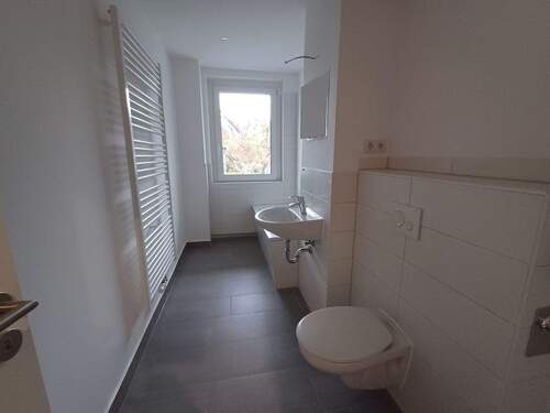 Tageslichtbad mit Wanne - 2 Zimmer Etagenwohnung zur Miete in Merseburg