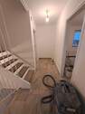 Flur und Treppenaufgang - 