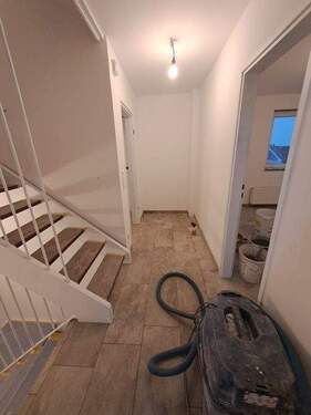 Flur und Treppenaufgang - 