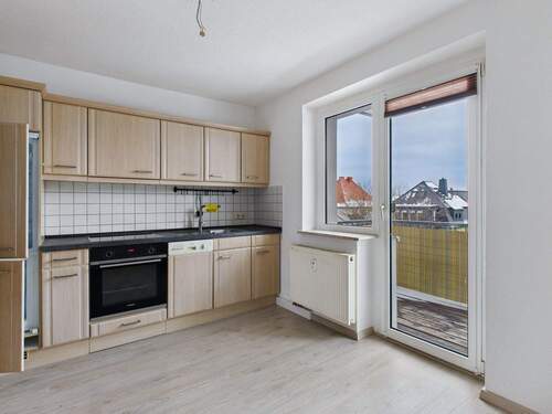 Küche mit Zugang Balkon - 2 Zimmer Etagenwohnung in Dresden