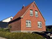 A-Strassenansicht_links - Einfamilienhaus in Eutin - Neudorf zur Miete