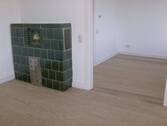 03-Wohnzimmer mit Kachelofen (zur Zierde) - Einfamilienhaus mit 95,00 m² in Eutin zur Miete