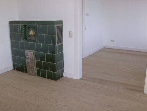03-Wohnzimmer mit Kachelofen (zur Zierde) - Einfamilienhaus mit 95,00 m² in Eutin zur Miete