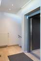 Treppenhaus mit Aufzug - 