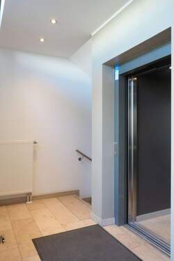 Treppenhaus mit Aufzug - 