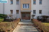 Hauseingangstür - 2 Zimmer Etagenwohnung in Berlin