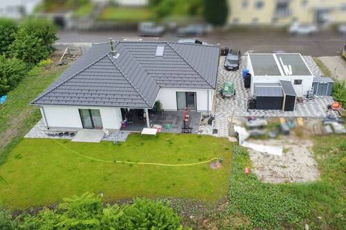 Außenansicht mit Garten - 