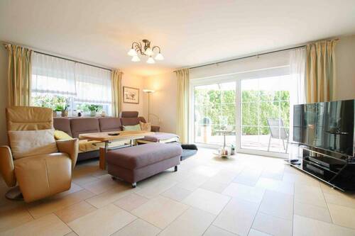 Wohnzimmer mit Terrasse - Einfamilienhaus in Genderkingen zum Kaufen