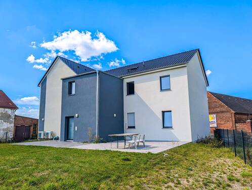 Haus mit Terrasse - 4 Zimmer Mehrfamilienhaus, Wohnhaus zur Miete in Schönwölkau