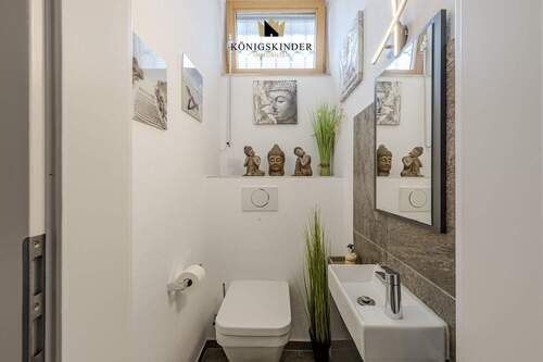 Gäste-WC mit geradlinigem Design und stimmigem Lichtkonzept. - 