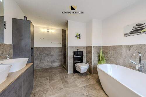 Ein Bad, das sowohl zum Entspannen als auch zum Genießen einlädt. - 