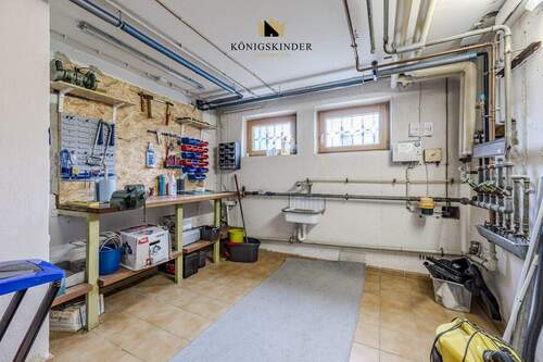 Heller Kellerraum mit Platz für Werkzeuge und Projekte. - 