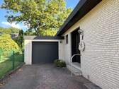 Eingang und Garage - 