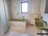 Tageslichtbad mit Wanne und Dusche - 