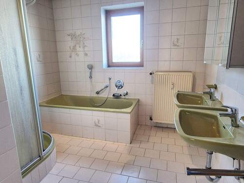 Tageslichtbad mit Wanne und Dusche - 