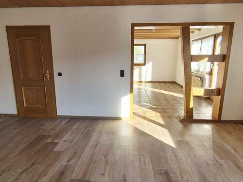 Wohnzimmer mit offenem Übergang Essbereich - 3 Zimmer Etagenwohnung in Laichingen