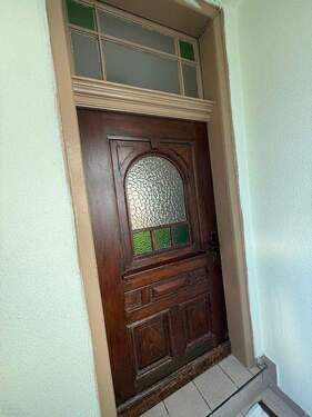 Eingangstür - 6 Zimmer Mehrfamilienhaus, Wohnhaus in Geratal