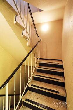 Treppenhaus - 8 Zimmer Mehrfamilienhaus, Wohnhaus in Pleidelsheim