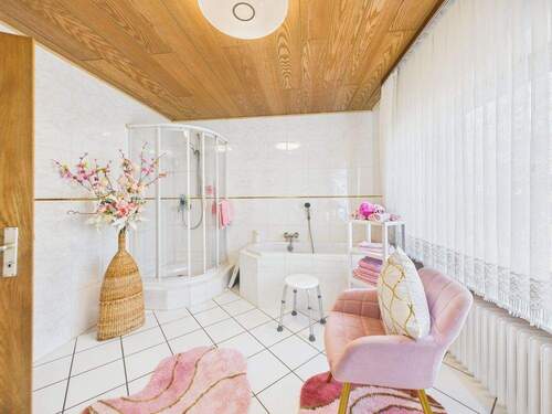 Badezimmer mit Dusche und Badewanne - 6 Zimmer Einfamilienhaus in Saarwellingen