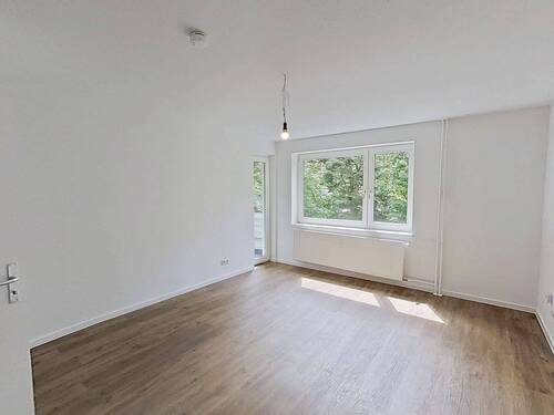 Bild 1 - Schöne 3-Zimmer-Wohnung mit BALKON und viel Lichteinfall